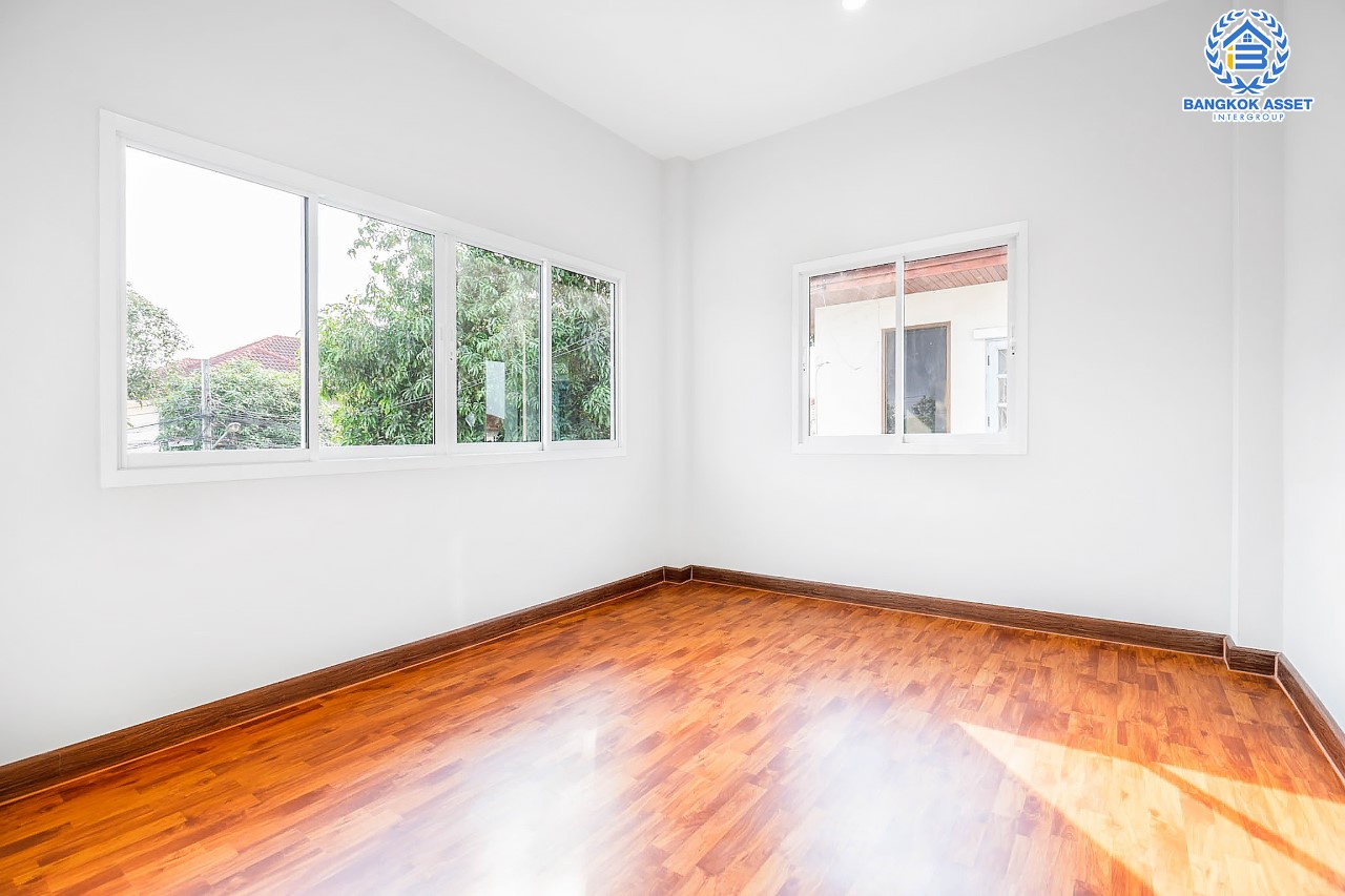 บ้านมือสองตกแต่งใหม่ ม.รติรมย์ 2 ราชพฤกษ์-กาญจนาภิเษก ซ.สวนผัก32 บ้านดีไซน์สวยพร้อมอยู่ เนื้อที่ 59.4 ตร.ว. ฟังก์ชัน 3 ห้องนอน 2 ห้องน้ำ 2 ที่จอดรถ บนทำเลศักยภาพ เชื่อมต่อหลายเส้นทางหลัก ใกล้ทางด่วน "ศรีรัช" และแหล่ง Community Mall ชั้นนำมากมาย